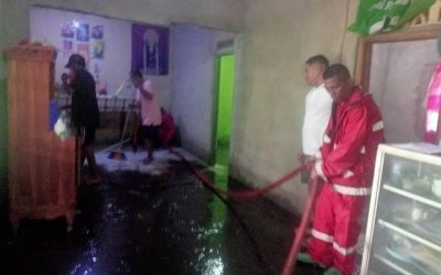 KORPU BOMBEIROS RAEOA APOIU FASE KOMUNIDADE SIRA NIA UMA AFEITA HUSI INUNDASAUN